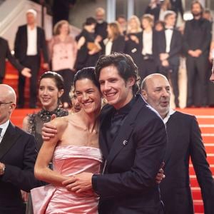 Ayant lui-même monté les fameuses marches, il ajoute : "À travers moi, quelque part elle est là un peu."

Raïka Hazanavicius, Abraham Wapler, Paul Kircher, Vassili Schneider, Cécile de France, Ariadna Cabrol, Zinedine Soualem, Julia Piaton, Suzanne Lindon, Vincent Macaigne, Cédric Klapisch, Santiago Amigorena, Sara Giraudeau, Cassandra Cano, Bruno Levy, Valentin Campagne - "La Venue De L'avenir" -  tapis rouge au 78e festival de Cannes le 22 mai 2025  © Olivier Borde/Bestimage