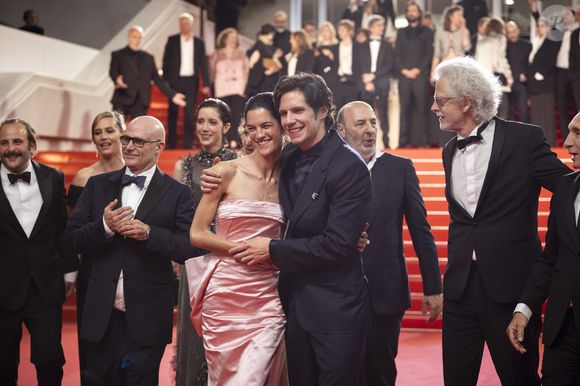 Ayant lui-même monté les fameuses marches, il ajoute : "À travers moi, quelque part elle est là un peu."

Raïka Hazanavicius, Abraham Wapler, Paul Kircher, Vassili Schneider, Cécile de France, Ariadna Cabrol, Zinedine Soualem, Julia Piaton, Suzanne Lindon, Vincent Macaigne, Cédric Klapisch, Santiago Amigorena, Sara Giraudeau, Cassandra Cano, Bruno Levy, Valentin Campagne - "La Venue De L'avenir" -  tapis rouge au 78e festival de Cannes le 22 mai 2025  © Olivier Borde/Bestimage