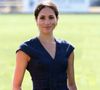 On y découvre Meghan Markle semblant inciter la présidente de Sentebale à prendre place à côté d'elle.

Meghan Markle à la Coupe ISP Hanz de Sentebale à Windsor au Royaume-Uni, le 26 juillet 2018.

Photo : Agence / Bestimage