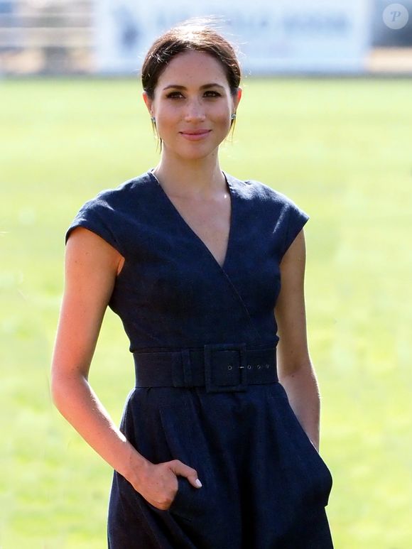 On y découvre Meghan Markle semblant inciter la présidente de Sentebale à prendre place à côté d'elle.

Meghan Markle à la Coupe ISP Hanz de Sentebale à Windsor au Royaume-Uni, le 26 juillet 2018.

Photo : Agence / Bestimage