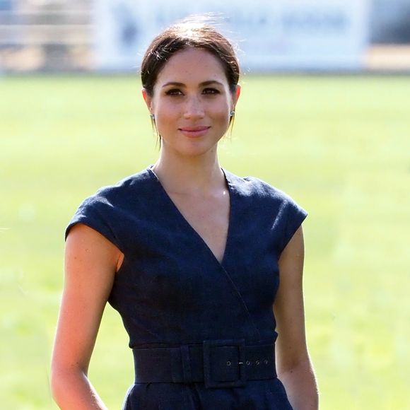 On y découvre Meghan Markle semblant inciter la présidente de Sentebale à prendre place à côté d'elle.

Meghan Markle à la Coupe ISP Hanz de Sentebale à Windsor au Royaume-Uni, le 26 juillet 2018.

Photo : Agence / Bestimage