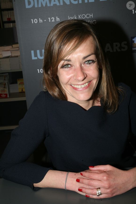 Avec son mari, Guillaume et leurs deux enfants, la romancière est une femme heureuse et épanouie. 

Agnès Martin-Lugand lors de la 37ème édition du Salon du livre au parc des expositions, à la porte de Versailles, à Paris, France, le 25 mars 2017. © JLPPA/Bestimage