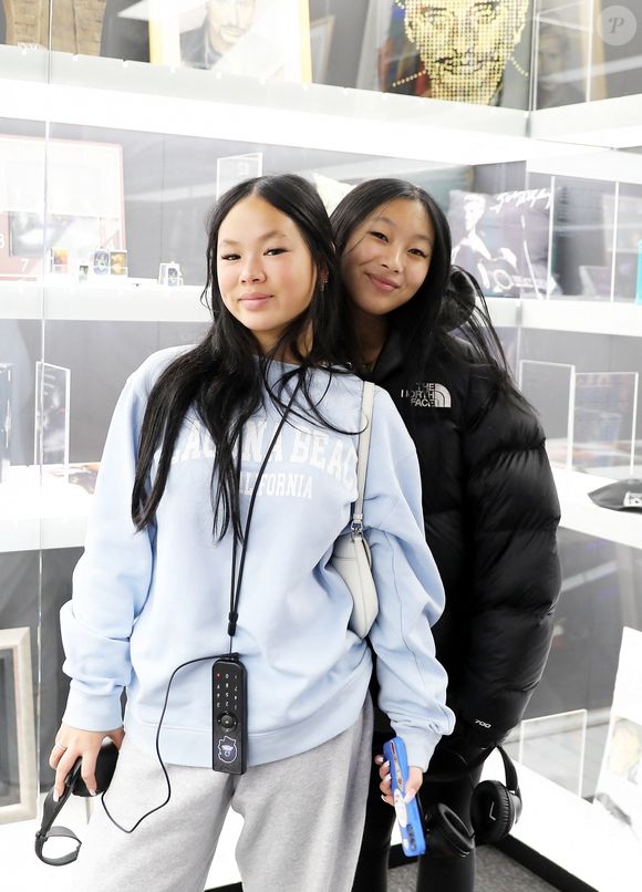 Exclusif - Les filles de L.Hallyday, Joy et Jade - L.Hallyday et ses proches visitent l'exposition Johnny Hallyday à Bruxelles Expo le 18 décembre 2022. © Dominique Jacovides / Bestimage