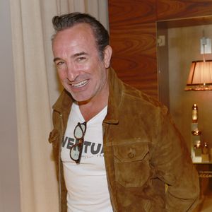 Jean Dujardin au vernissage de l'exposition photos et du livre "La Boxe fait son cinéma" à l’hôtel Brach à Paris, le 23 Septembre 2025. 

Photo : Christophe Aubert / Bestimage