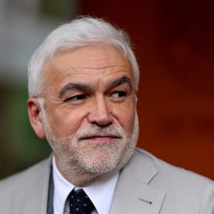 "Notre conversation n'a pas duré plus d'une minute. En raccrochant je me suis interrogé sur le sens de son appel. Aujourd'hui je le connais...", a-t-il conclu.

Pascal Praud au village lors des Internationaux de France de Tennis de Roland Garros 2025, à Paris, France, le 4 Juin 2025. © Jacovides-Moreau/Bestimage