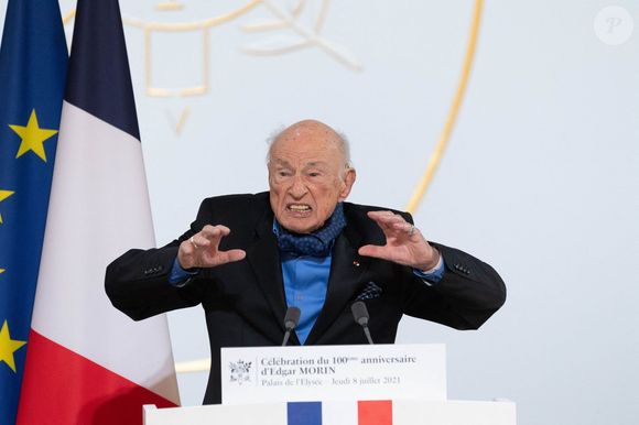 Le président de la République française, Emmanuel Macron reçoit le sociologue Edgar Morin, à l'occasion de ses 100 ans, au palais de l'Elysée à Paris, France, le 8 juillet 2021.

Photo par Jacques Witt/Pool/Bestimage