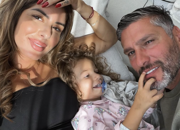 "Oui… un petit secret grandissait en silence. Notre famille s’agrandit. Merci d’être toujours là, à ressentir les choses avec moi, même quand je ne dis rien. Tellement hâte de vivre cette nouvelle aventure avec vous", a écrit celle qui est installée à Dubaï sur Instagram, révélant alors son ventre arrondi.

Sarah Lopez mariée au restaurateur Gerald Martinez.