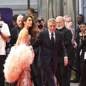 Londres, ROYAUME-UNI    Les stars éblouissent lors de la première du film Jay Kelly au BFI LFF 2025. George et Amal Clooney.  Backgrid UK/ Bestimage