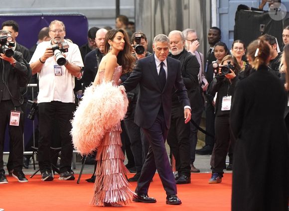 Londres, ROYAUME-UNI    Les stars éblouissent lors de la première du film Jay Kelly au BFI LFF 2025. George et Amal Clooney.  Backgrid UK/ Bestimage