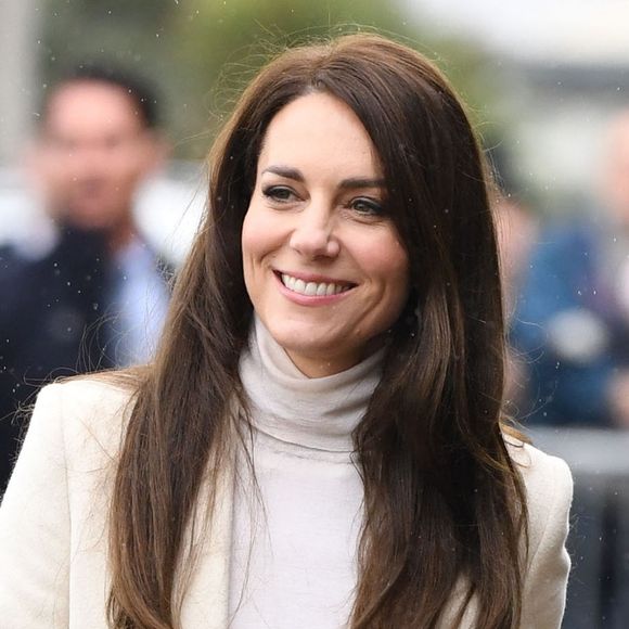 Kate Middleton a toujours le sourire aux lèvres.

Catherine (Kate) Middleton, princesse de Galles, visite le centre de désintoxication Brynawel à Llanharan, Royaume Uni, pour en savoir plus sur le travail qu'ils font pour soutenir ceux qui luttent contre les effets de la toxicomanie et de l'alcoolisme.