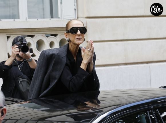 Pour ce retour, elle peut compter sur le soutien de ses proches, notamment de son frère Michel.

Céline Dion acclamée par ses fans à la sortie de l’hôtel Royal Monceau à Paris, avant de se rendre à la Plenitude Arena de Paris La Défense, pour sa deuxième date de concert, le 16 septembre 2026. © Marc Ausset-Lacroix/Bestimage