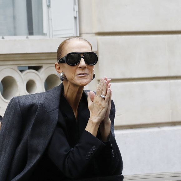 Pour ce retour, elle peut compter sur le soutien de ses proches, notamment de son frère Michel.

Céline Dion acclamée par ses fans à la sortie de l’hôtel Royal Monceau à Paris, avant de se rendre à la Plenitude Arena de Paris La Défense, pour sa deuxième date de concert, le 16 septembre 2026. © Marc Ausset-Lacroix/Bestimage