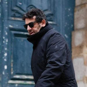 Patrick Bruel - Arrivées aux obsèques de Niels Arestrup à l'Église Saint-Roch à Paris. Le 10 décembre 2024 © Christophe Clovis / Bestimage
