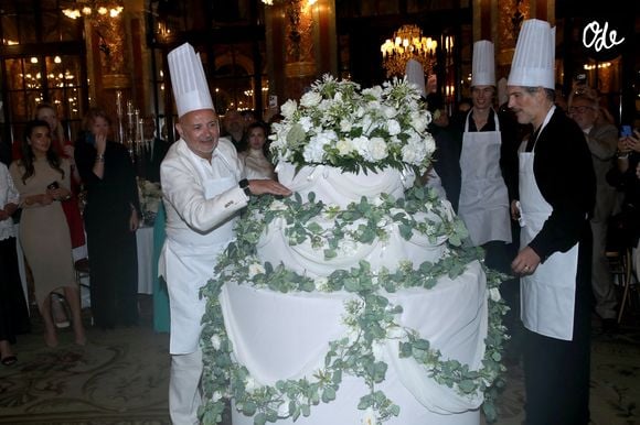 Arrivée de la pièce montée : Hélène in Paris sort du gâteau et chante Happy Birthday - Stéphane Rolland fête ses 60 ans dans le salon Opéra de l’Hôtel Intercontinental à Paris, France, le 08 Juillet 2026. 

© Bertrand Rindoff / Bestimage