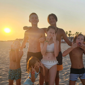 Au programme, des moments de complicité qu'il savoure.

Nicolas Santoro en vacances avec ses six enfants, son ex-femme Camille Santoro malade.