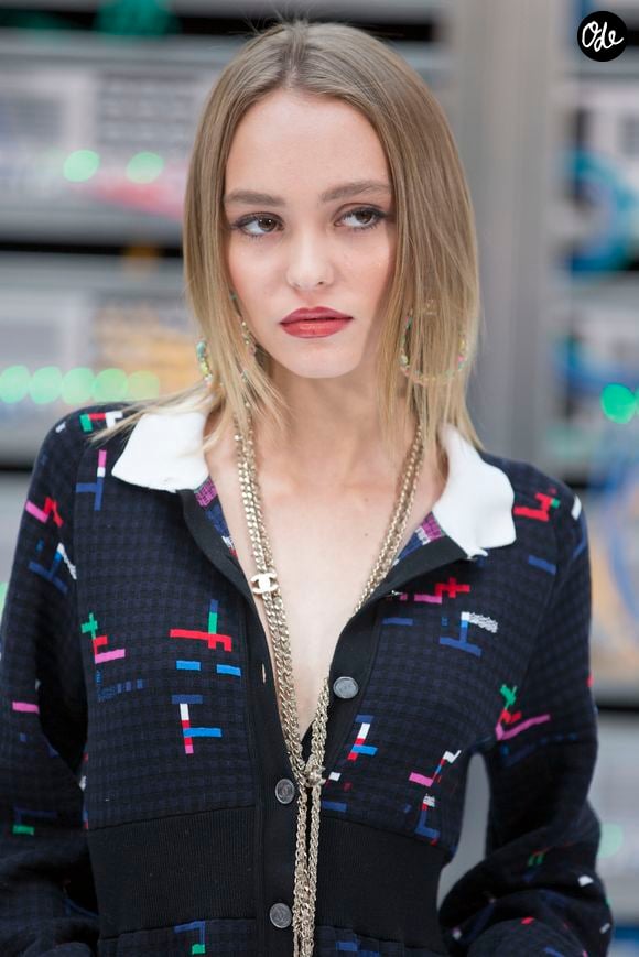 Lily-Rose Depp - People au défilé de mode "Chanel", collection prêt-à-porter Printemps-Eté 2017 au Grand Palais à Paris, le 4 octobre 2016. © Olivier Borde / Bestimage