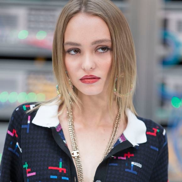 Lily-Rose Depp - People au défilé de mode "Chanel", collection prêt-à-porter Printemps-Eté 2017 au Grand Palais à Paris, le 4 octobre 2016. © Olivier Borde / Bestimage
