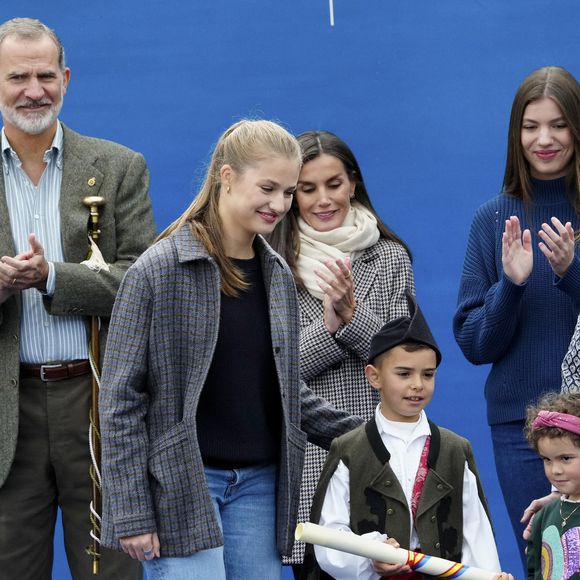 Le roi Felipe VI, la reine Letizia, l'infante Leonor, la princesse Sofia - La famille royale d'Espagne lors de la cérémonie de remise des prix pour la ville exemplaire des Asturies 2024 à Sotres. Le 26 octobre 2024