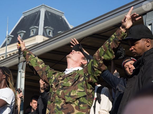 Concert sauvage du rappeur Nekfeu en soutien au mouvement Nuit Debout place de la République à Paris, le 1er mai 2016. Photo par Agence / Bestimage