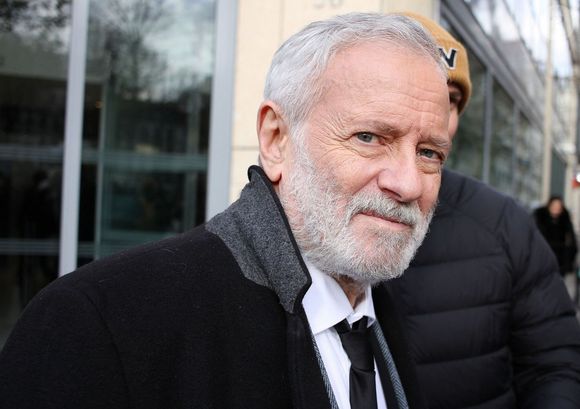 "J’ai été amoureux toute ma vie et je me suis tellement mal conduit, puisque j’ai dû tout sacrifier au métier, que toutes les femmes m’ont abandonné", a-t-il déclaré. 

Francis Huster - Les célébrités à la sortie des studios de RTL à Neuilly-sur-Seine, le 8 décembre 2025.
© PsnewZ / Bestimage