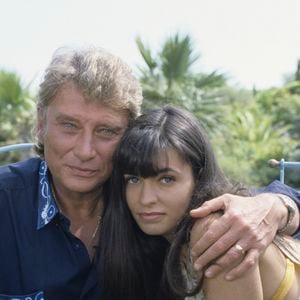 En France, à Ramatuelle, Johnny Hallyday et Adeline Blondieau dans sa propriété La Lorada. Le 27 juin 1994.
© Michel Croizard via Bestimage