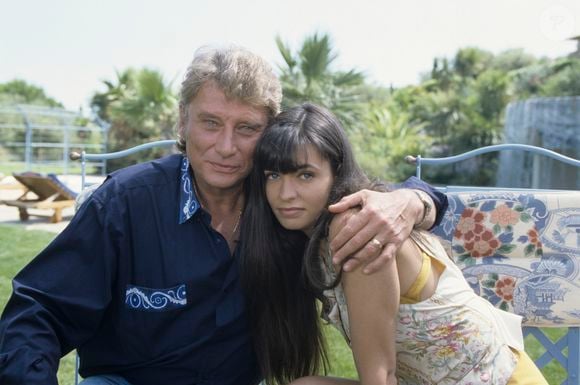 En France, à Ramatuelle, Johnny Hallyday et Adeline Blondieau dans sa propriété La Lorada. Le 27 juin 1994.

© Michel Croizard via Bestimage