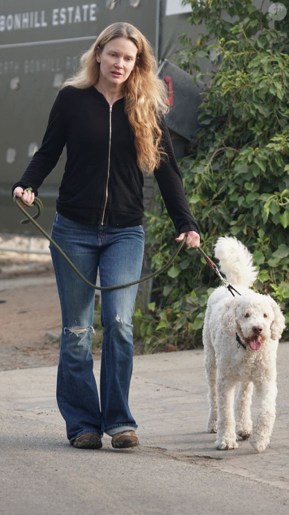 Justine Wilson, ex femme de Elon Musk, promène son chien à Brentwood le 22 juin 2022.
©Photo Press Service / BESTIMAGE