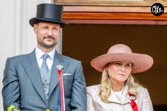 Oslo, NORVÈGE  Des membres de la famille royale norvégienne sont aperçus au balcon du Palais royal lors des célébrations de la fête nationale à Oslo, en Norvège. Backgrid USA / Bestimage



Sur la photo : le prince héritier Haakon (Le prince Haakon de Norvège), la princesse héritière Mette-Marit (La princesse Mette-Marit de Norvège)