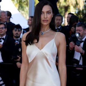 Irina Shayk - Montée des marches du film " La bataille de Gaulle : L'âge de fer " lors du 79ème Festival International du Film de Cannes, le 20 mai 2026. © Olivier Borde / Bestimage
