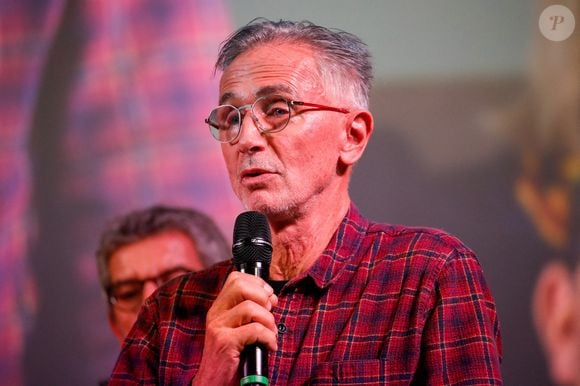 Il ajoutait : “La peur qu’elle me trompe était devenue une obsession… En plus, elle enchaînait les tournages. J’étais extrêmement jaloux. Et ce qui devait arriver arriva : elle m’a trompé et elle m’a quitté !”.

Michel Cymes et Thierry Lhermitte lors de la 163e vente aux enchères des vins des Hospices de Beaune à Beaune, France, le 19 novembre 2023. Photo par Baptiste Paquot/ABACAPRESS.COM