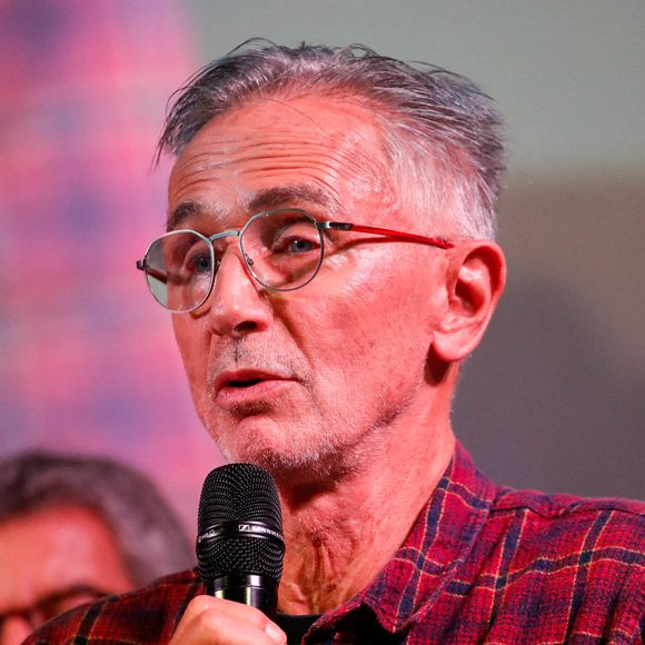 Il ajoutait : “La peur qu’elle me trompe était devenue une obsession… En plus, elle enchaînait les tournages. J’étais extrêmement jaloux. Et ce qui devait arriver arriva : elle m’a trompé et elle m’a quitté !”.

Michel Cymes et Thierry Lhermitte lors de la 163e vente aux enchères des vins des Hospices de Beaune à Beaune, France, le 19 novembre 2023. Photo par Baptiste Paquot/ABACAPRESS.COM