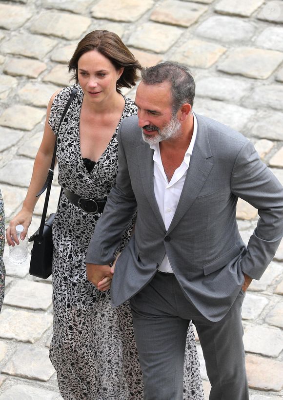 Jean Dujardin et Nathalie Péchalat lors de la cérémonie d'hommage national à Jean-Paul Belmondo à l'Hôtel des Invalides à Paris, France, le 9 septembre 2021. © Dominique Jacovides/Bestimage