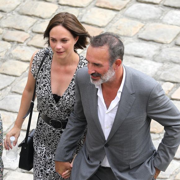 Jean Dujardin et Nathalie Péchalat lors de la cérémonie d'hommage national à Jean-Paul Belmondo à l'Hôtel des Invalides à Paris, France, le 9 septembre 2021. © Dominique Jacovides/Bestimage