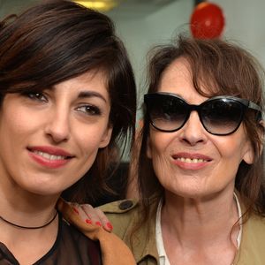 La chanteuse de Superbus est revenue sur cette période marquante, évoquant ses doutes, ses appréhensions, mais aussi la réaction pleine de douceur de sa mère, qui l'a profondément apaisée.

Jennifer Ayache et sa mère Chantal Lauby lors de la 13ème édition du Charity Day dans la salle des marchés d'Aurel BGC dans le quartier de la Bourse à Paris le 11 septembre 2017.
© Veeren / Bestimage