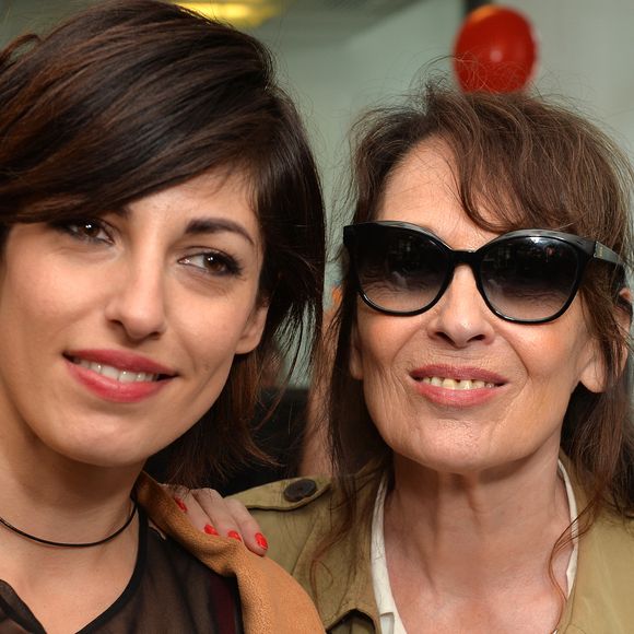 La chanteuse de Superbus est revenue sur cette période marquante, évoquant ses doutes, ses appréhensions, mais aussi la réaction pleine de douceur de sa mère, qui l'a profondément apaisée.

Jennifer Ayache et sa mère Chantal Lauby lors de la 13ème édition du Charity Day dans la salle des marchés d'Aurel BGC dans le quartier de la Bourse à Paris le 11 septembre 2017.
© Veeren / Bestimage