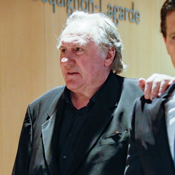 L'acteur français Gérard Depardieu arrive, avec son avocat Jérémie Assous, à l'ouverture de son procès pour agressions sexuelles sur deux femmes lors d'un tournage de film en 2021, au tribunal correctionnel de Paris, France, le 24 mars 2025.  © Christophe Clovis/Bestimage