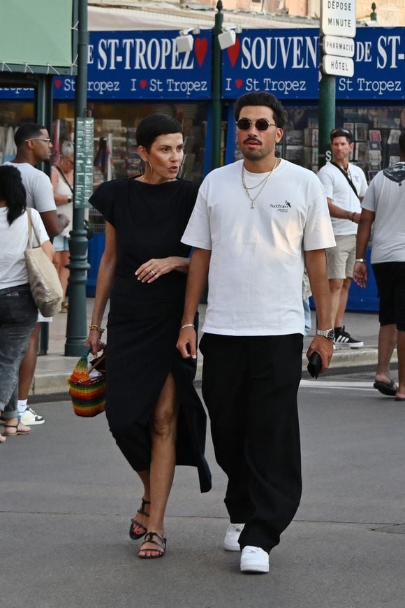 Cristina Cordula et son fils Enzo lors d'une balade à Saint-Tropez le 21 août 2025.
