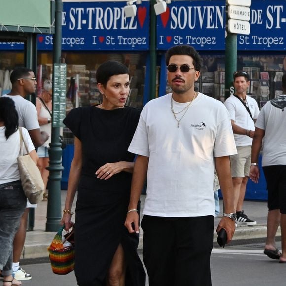 Cristina Cordula et son fils Enzo lors d'une balade à Saint-Tropez le 21 août 2025.