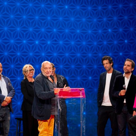 Exclusif - Stéphane De Groodt, Sylvie Testud, Antoine Duléry, Stéphanie Murat, JoeyStarr (Joey Starr), François Berléand, Max Boublil, Sébastien Castro, Constance Dollé, Nassima Benchicou et Faustine Bollaert lors des surprises pour l'enregistrement de l'émission "La Boîte à secrets", présentée par F.Bollaert et diffusée le 26 septembre 2025 sur France 3, dans les studios du Lendit à Saint-Denis, Seine Saint-Denis, France, le 8 septembre 2025. © Pierre Perusseau/Bestimage