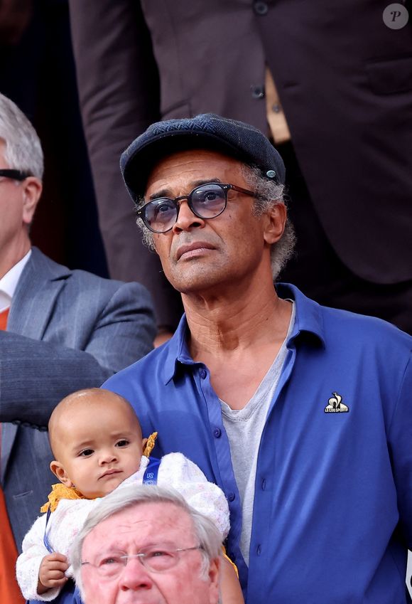 L’ancien tennisman a rendu hommage à un homme important au Cameroun

Yannick Noah et sa fille Keelaani lors de l'hommage à R.Nadal lors des internationaux de France de tennis à Roland Garros le 25 mai 2025. © Jacovides / Moreau / Bestimage