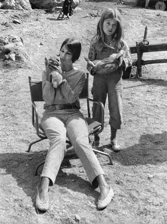 La femme de Klaus Kinski, Ruth, et leur fille Nastassja Kinski posent avec des lapins lors d'un tournage au Brésil en 1966. Photo par DPA/ABACAPRESS.COM