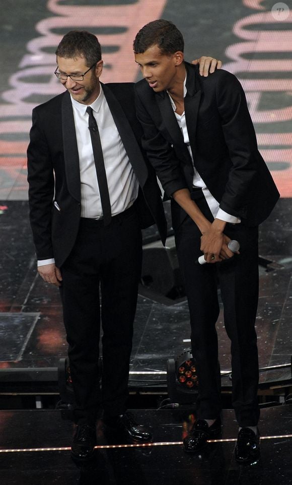 Stromae, et l'animateur de télévision italien Fabio Fazio se produisent lors de la dernière journée du Festival de la chanson italienne de Sanremo au Théâtre Ariston à Sanremo, Italie, le 22 février 2014. Photo Claudio Onorati/ANSA/ABACAPRESS.COM