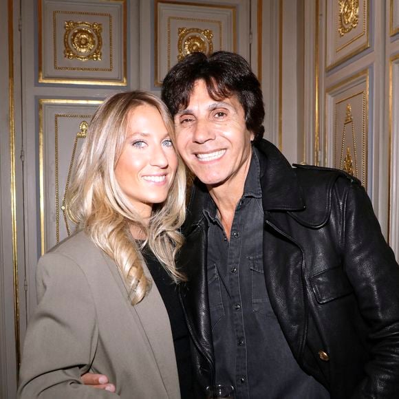 Exclusif - Jean-Luc Lahaye avec sa compagne Paola - Soirée "Octobre Rose" au Palais Vivienne organisée par Véronique Koch et pour marraine Fabienne Thibeault à Paris le 16 octobre 2023. © Cédric Perrin/Bestimage