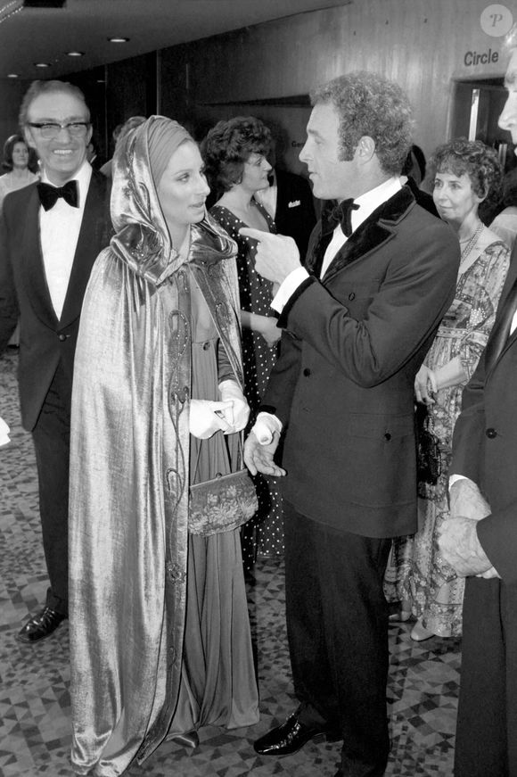 Archives - Barbra Streisand, James Caan lors de "Royal Command Performance". Le 18 mars 1975 (Mirrorpix / Bestimage).