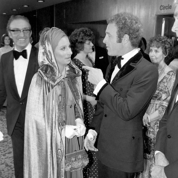 Archives - Barbra Streisand, James Caan lors de "Royal Command Performance". Le 18 mars 1975 (Mirrorpix / Bestimage).