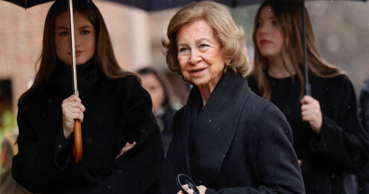 Les princesses Leonor et Sofia d'Espagne dignes pour épauler leur grand-mère Sofia, première cérémonie à Madrid