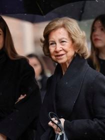 Les princesses Leonor et Sofia d'Espagne dignes pour épauler leur grand-mère Sofia, première cérémonie à Madrid