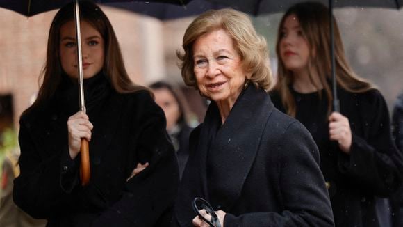 Les princesses Leonor et Sofia d'Espagne dignes pour épauler leur grand-mère Sofia, première cérémonie à Madrid