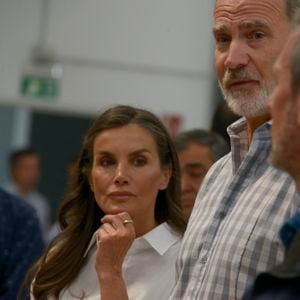 Le roi Felipe VI et la reine Letizia ont écourté leurs vacances pour répondre à une crise qui frappe durement leur pays.


Le roi Felipe VI et la reine Letizia lors d'une visite à Ourense, en Galice (Espagne). Le roi et la reine d'Espagne effectuent aujourd'hui une visite officielle dans différentes parties de la province d'Ourense, la région la plus touchée par la récente vague d'incendies de forêt. L'objectif de cette visite est de constater de visu l'étendue des dégâts, d'écouter les demandes des habitants et de transmettre un message de soutien et de solidarité. La journée débutera au centre de coordination du district forestier XIV, à Verín, et se terminera par une visite à l'école publique de Medeiros. © Rosa Veiga/Europa Press/Bestimage