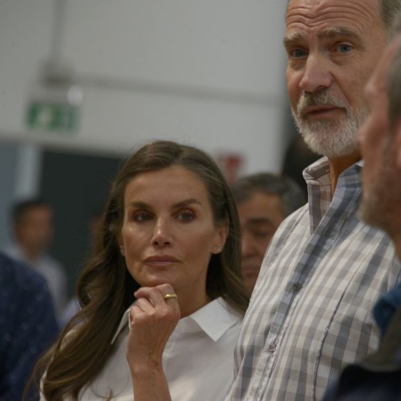 Le roi Felipe VI et la reine Letizia ont écourté leurs vacances pour répondre à une crise qui frappe durement leur pays.


Le roi Felipe VI et la reine Letizia lors d'une visite à Ourense, en Galice (Espagne). Le roi et la reine d'Espagne effectuent aujourd'hui une visite officielle dans différentes parties de la province d'Ourense, la région la plus touchée par la récente vague d'incendies de forêt. L'objectif de cette visite est de constater de visu l'étendue des dégâts, d'écouter les demandes des habitants et de transmettre un message de soutien et de solidarité. La journée débutera au centre de coordination du district forestier XIV, à Verín, et se terminera par une visite à l'école publique de Medeiros. © Rosa Veiga/Europa Press/Bestimage